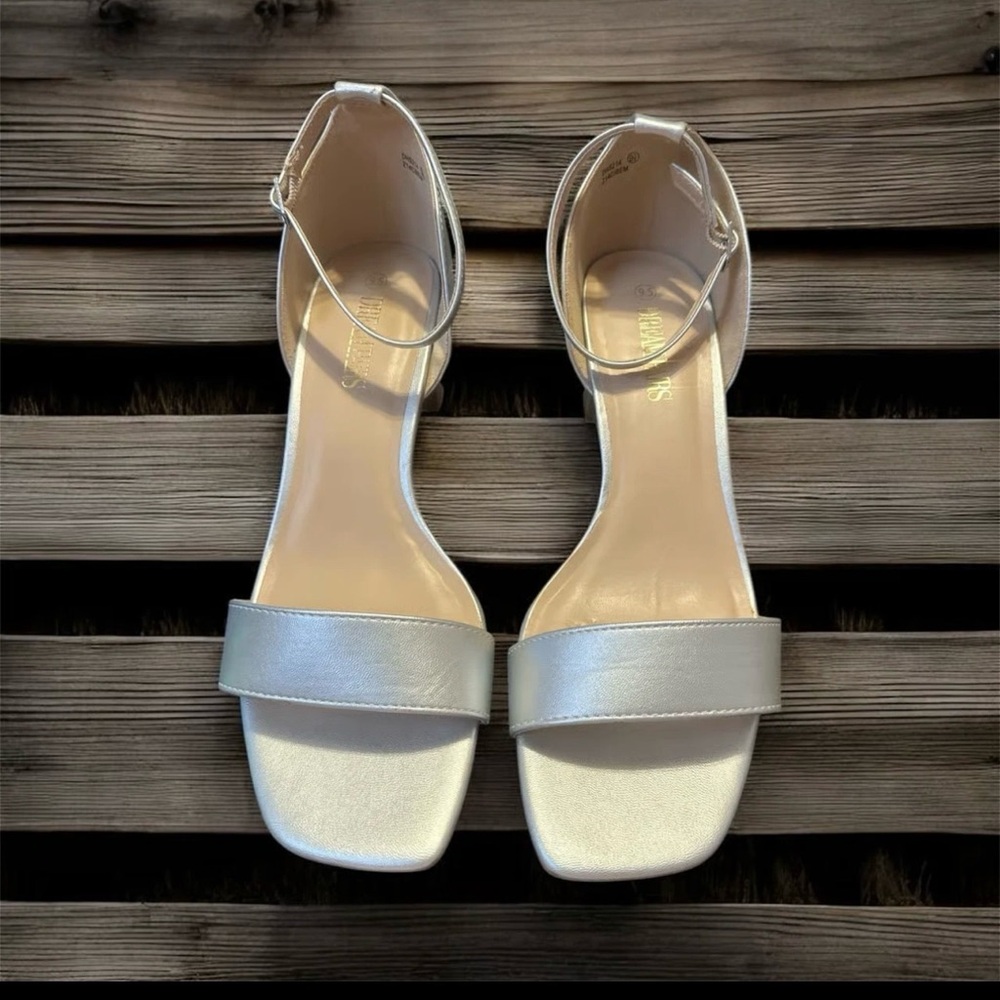 Dream Pairs Silver Ankle Strap Sandals New without Tag